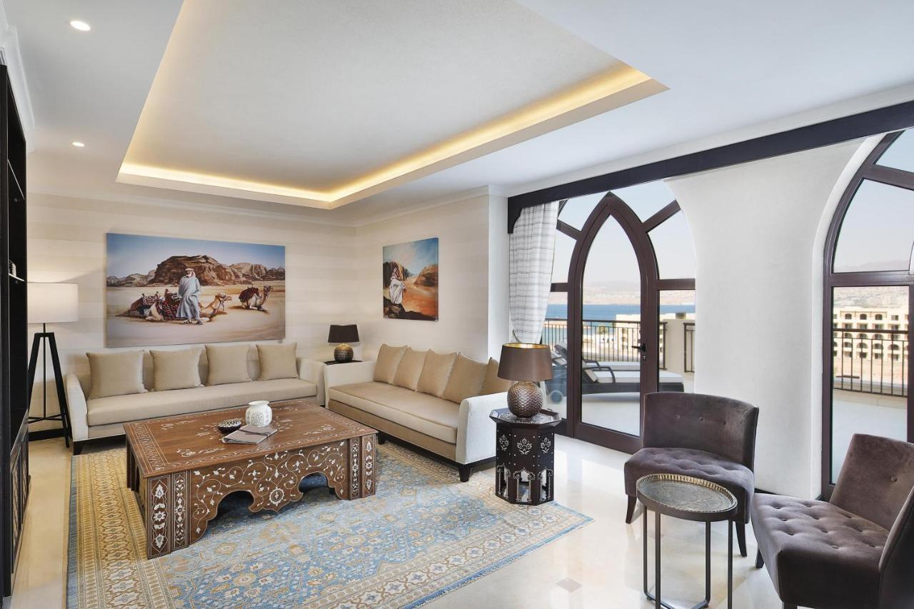 Al Manara, A Luxury Collection Hotel, Akaba Eksteriør bilde A living room in a suite at the hotel